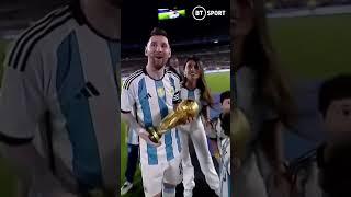 Lionel Messi shows off the World Cup to Argentina’s fans! 