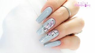 Gray nails and pink flowers / Elisium Nails