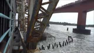 DANGEROUS SEA BRIDGE : INDIAN RAILWAYS TRAIN (PAMBAN SEA BRIDGE )