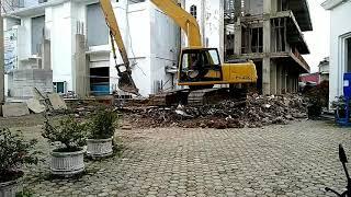 SKIl OPERATOR EXCAVATOR KOMATSU PC200    meratakan perobohan bangunan, (untuk memperluas mesjid)