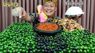 LEUNCA pesta lalapan mentah sambal pedas ikan asin nasi hangat