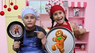 MARIA CLARA É COZINHEIRA POR UM DIA E PREPARA BISCOITOS DE NATAL PRO PAPAI NOEL COZINHA DE BRINQUEDO