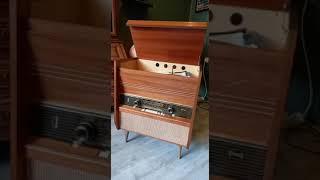 1960 / 1961 AEG Alman, lambalı Radyo ve Plak çalar ahşap müzik dolabı.