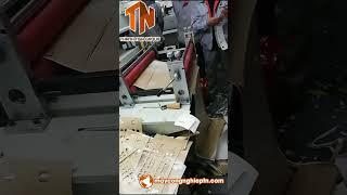 cận cảnh động cơ servo điều khiển PLC điều khiển cắt bế vật liệu 1400mm máy cắt ép thủy lực