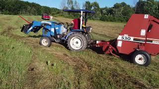 Hesston 530 / Case 8420 round baler