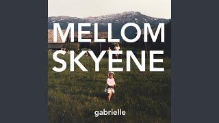 Mellom skyene