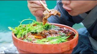 A delicious food from Sichuan，Scented and spicy，Boiled beef。(水煮牛肉，正宗川味的巅峰味道)