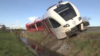 Winsum -  Trein ontspoort na aanrijding met vrachtwagen, 18 gewonden