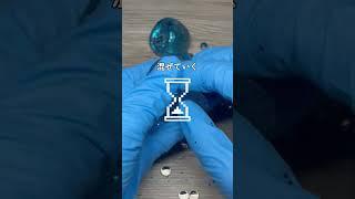 スライムにラメ入りスクイーズの中身を混ぜるASMR