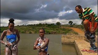 AFRICAN WOMEN BATHING IN THE RIVER || THE UNEXPECTED HAPPENED