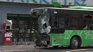 1 человек погиб, 24 оказались на больничной койке в результате жуткого ДТП в Алматы