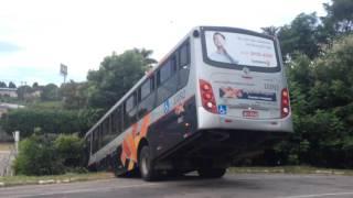 Ônibus cai em barranco na Capela