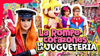 La Rompe Corazones compra toda la juguetería | Lola se queda sin juguetes | Jugando en la juguetería