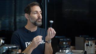 Notre expert café Nir vous apprend à tamper avec La Specialista