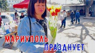 МАРИУПОЛЬЦЫ ОТМЕЧАЮТ 8 МАРТА - МОРЕ ЦВЕТОВ - НАБЕРЕЖНАЯ - МЕСТО ПРИТЯЖЕНИЯ