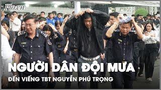 TP.HCM: Người dân đội mưa đến viếng TBT Nguyễn Phú Trọng - PLO