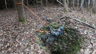 Обнаружил под землей ТАЙНИК в лесу. Залез в яму и нашел клад под камнем.