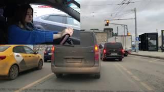 Вождение на автомате в городе. Ученица с автоинструктором. Учимся водить