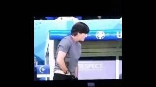 йоахим лев НЮХАЕТ ЯЙЦА | Joachim Löw schnüffeln Eier | Joachim Löw sniffing eggs