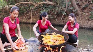 Survival cooking in forest: Chicken Curry delicious with peppers- Cooking Chicken & Eating delicious