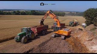 Terrassement d'une nouvelle ferme avec 11 tracteurs, 2 pelles & 1 bull !!