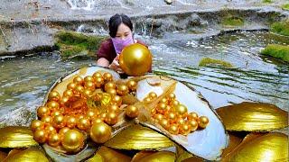 The girl pried open the sparkling giant clam and harvested the largest and most beautiful pearls