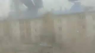 В Казахстане в Атырауской области ураган сорвал крыши с нескольких домов. #ochevideo