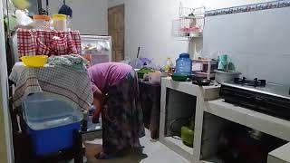 Ibu ibu lagi masak ayam