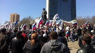 Prorussische Demonstranten attackieren Verwaltungsgebäude in Donezk und Luhansk