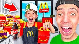 KLEINER JUNGE eröffnet eigenen MC DONALDS ZUHAUSE! 