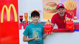 Jason crea su propio McDonald's en casa: ¡comida deliciosa y divertida! Aventura de Jason en español