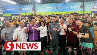 Chong Wei, Tebrau BN candidate Nicole Wong take part in friendly match