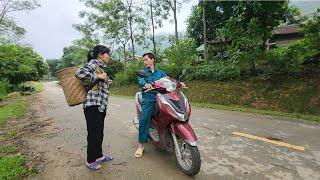 A kind man helps a single mother buy clothes - LY TRANG CA