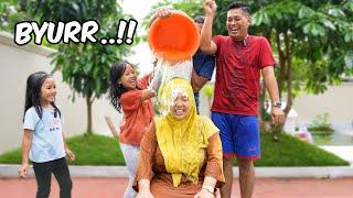 CHALLENGE BREAKED WATER BALLOON - Mom Gets Drenched