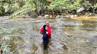 Anak sungai mengalir dalam khemah