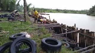 manfaat limbah ban bekas untuk menahan abrasi oleh arus sungai