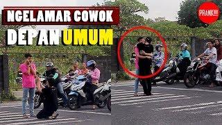 MENJIJIKAN !!! LAMAR COWOK vs COWOK DI LAMPU MERAH (GAY PRANK ON TRAFFICT LIGHT) - Prank Indonesia