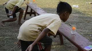 Lomba Memasukkan Bola Ping pong Dalam Gelas