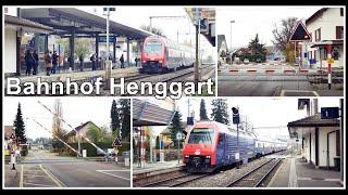 S-Bahn beim Bahnübergang und Bahnhof Henggart, Kanton Zürich, Schweiz 2020