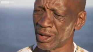 Julia's guide Willie Komani describes the Xhosa 'click' language - South Africa Walks - BBC