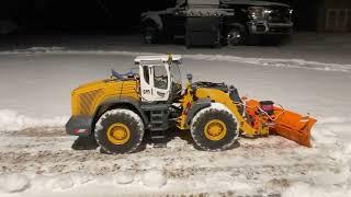 Rc 4ever... 1/14 870K Hydraulic Wheel Loader plowing snow with a fully functional Bruder snow plow