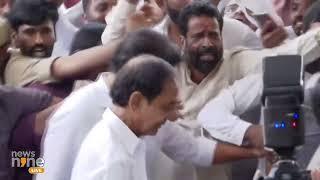 Telangana Political Turmoil: BRS President & Former CM KCR Holds Meeting at Telangana Bhavan | News9