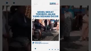 AKSI NEKAT Pengendara Mobil Terobos Jalan yang Sedang di Cor, Warga Geram & Langsung Kepung Pelaku