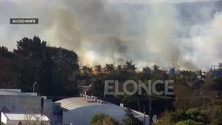 Gran incendio de pastizales cerca del parque acuático de Paraná
