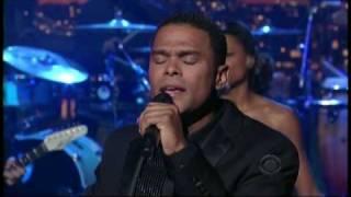 Maxwell - "Pretty Wings" on Letterman 7/10 (TheAudioPerv.com)