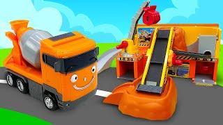 Video für Kinder mit tollen Spielzeugautos. Die Helfer Autos arbeiten auf der Baustelle.