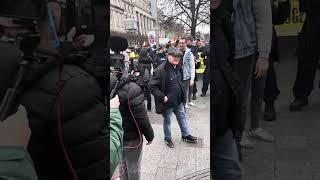 Dublin, two Algerians take a photo with gardaí during a protest #dublin #live #viral #ireland