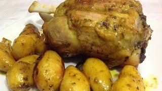 Codillo de cerdo asado al horno con patatas