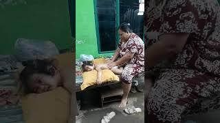 bayi keenakan di urut nenek