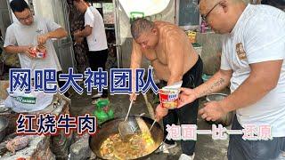 胖哥一比一还原桶装红烧牛肉面，大块牛肉汤鲜肉香，直接一口入魂